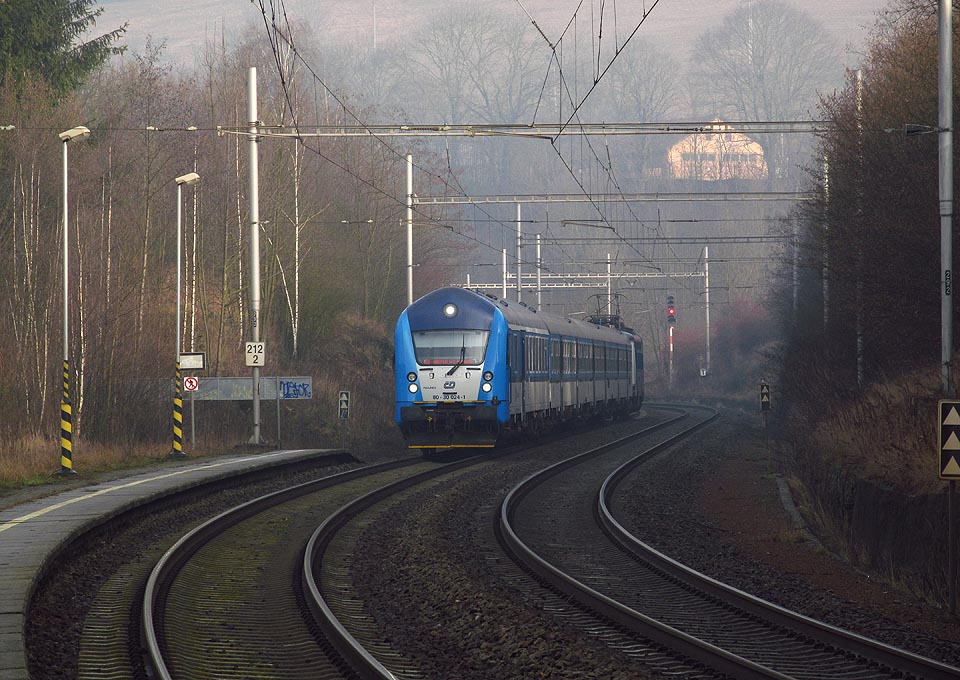 Mírně zpožděný Os4717 spěchá 19. ledna 2014 z <a href=/Tema/B%C5%99ezov%C3%A1%20nad%20Svitavou%20%28%C5%BEst%29>Březové nad Svitavou</a> do zastávky Moravská Chrastová, vedený novým řídícím vozem „syslem“ ovšem stále ještě s názvem cílové stanice z předchozího vlaku.