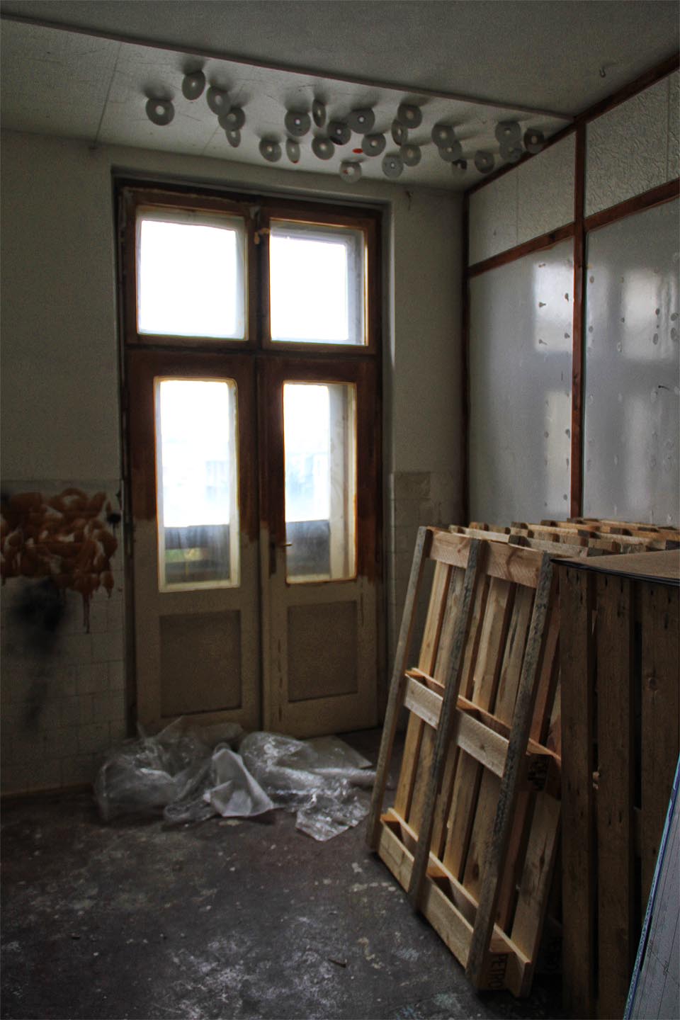 Historie tu zanechala různé památky. Po odchodu novinářů a tiskařů nastoupili třeba producenti cédéček s podivným obsahem.