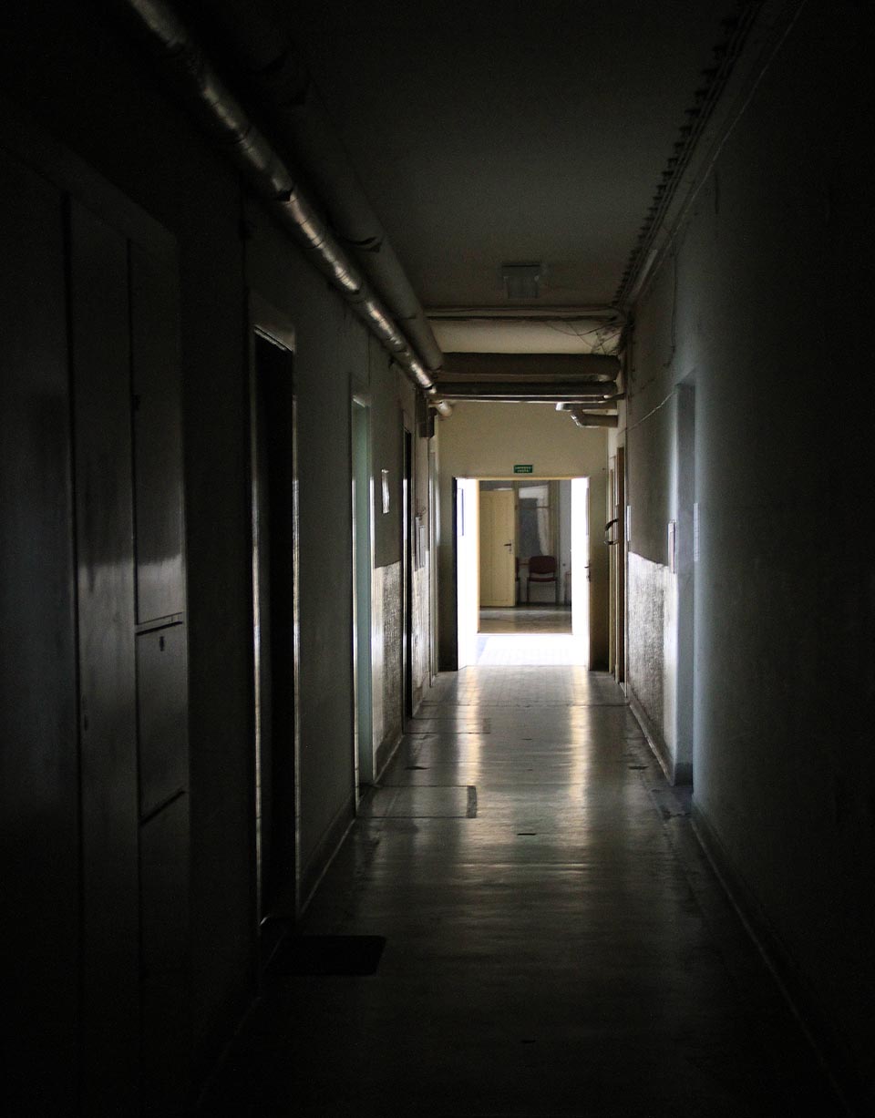 Osou každého patra je dlouhá chodba. V nejvyšších patrech chybí nadedveřní okna a chodby jsou tedy příslušně temné.