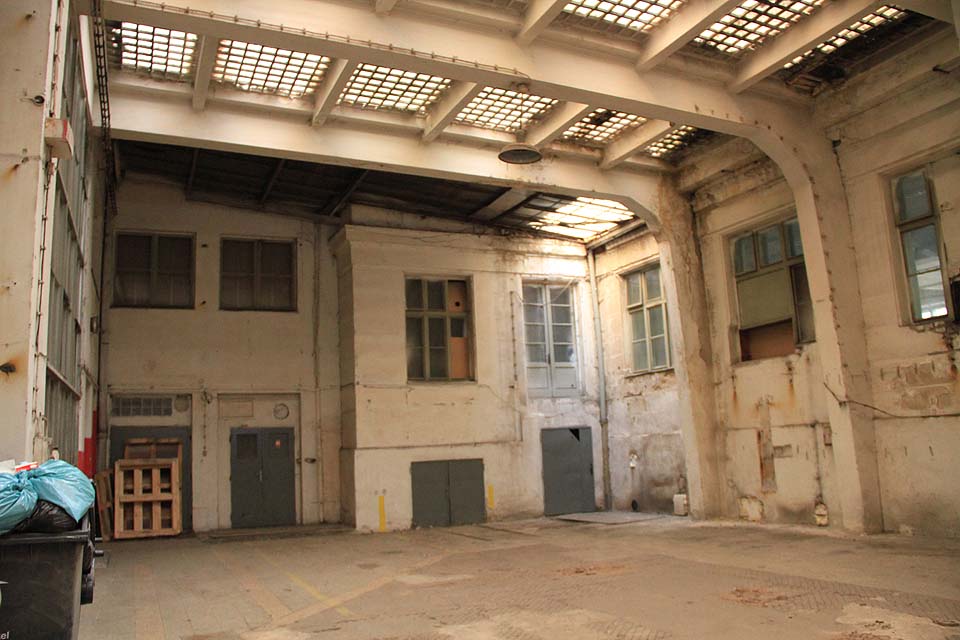 Architektonicky nejzajímavějším prvkem průmyslového souboru budov Moravské typografie v centru <a href=/Tema/Brno>Brna</a> je pasáž zastávající funkci dvora mezi hlavní budovou a zadním traktem. Stropní dílce vyzděné z luxfer prosvětlují zanedbanou manipulační plochu v očekávání generální rekonstrukce. 