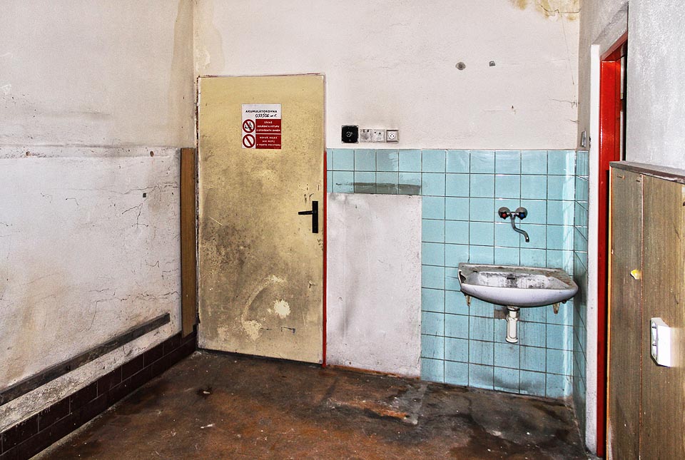 Také tady lze narazit na několik zvláštností. Třeba akumulátorovnu nenacházíme při svých průmyslových toulkách příliš často.