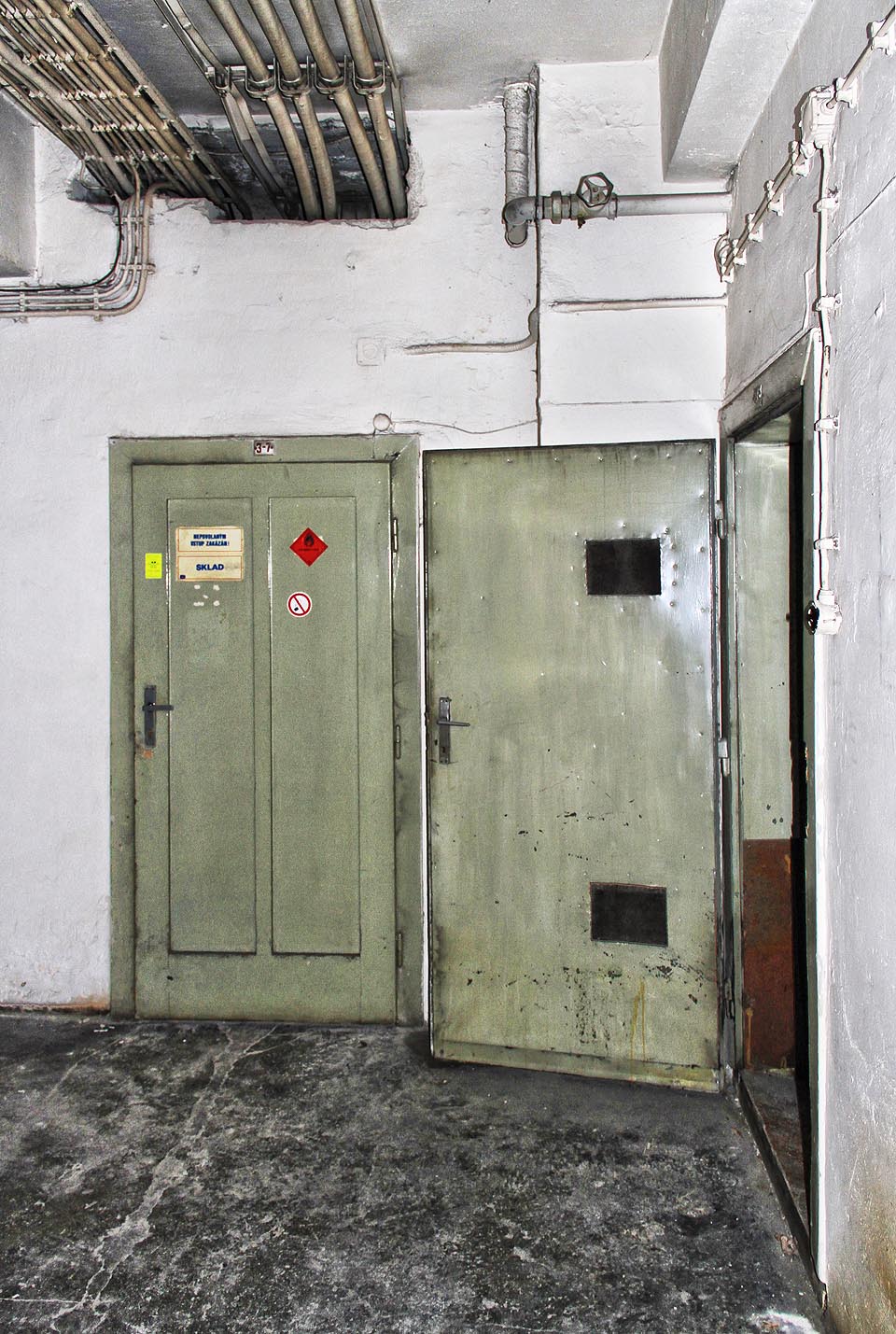 Podzemí pod hlavní budovou ukrývá mj. <a href=http://spravnym.smerem.cz/Tema/Kryt%20pod%20Moravskou%20typografi%C3%AD>válečný kryt</a> pro přežití bombardování.