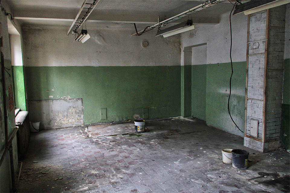 Těžko soudit, jaké typografické stroje stály v této místnosti. Otvory do komína a zazděné dveře ale dávají tušit, že původní dispozice místnosti byla úplně jiná.