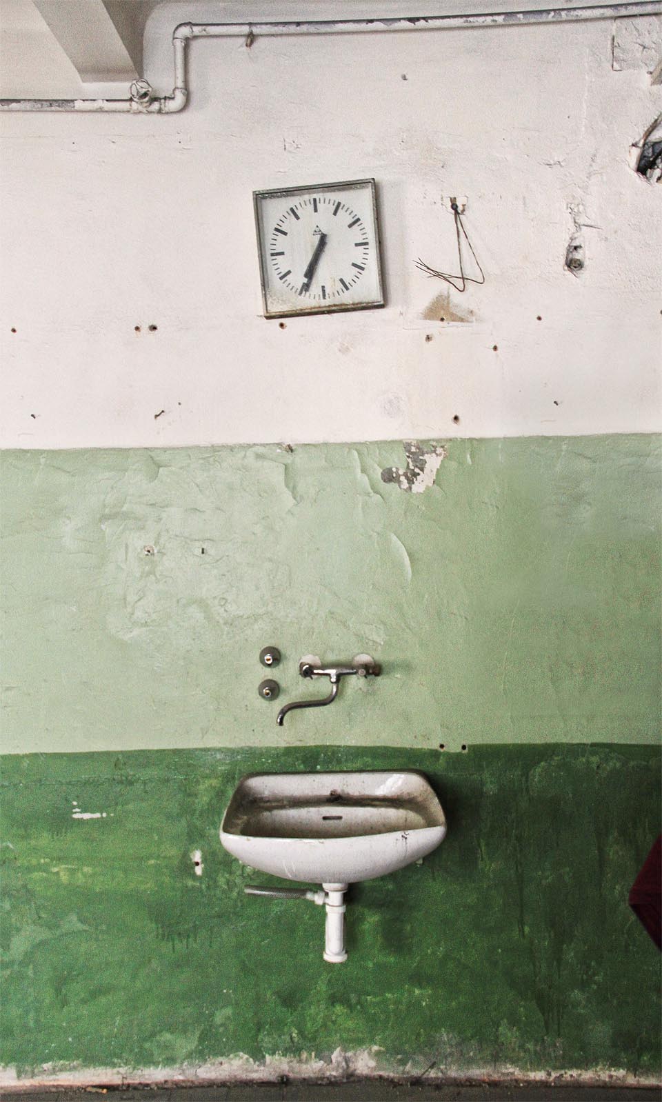 Čas se tu zastavil v 19:34 a velká ručička pak ještě sklouzla kamsi níž, do jiné časové dimenze.