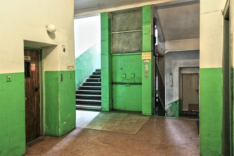 Zadní trakt Moravské typografie na Moravském náměstí v Brně je v současnosti víceméně prázdný a čeká na započetí rekonstrukce v roce 2016.