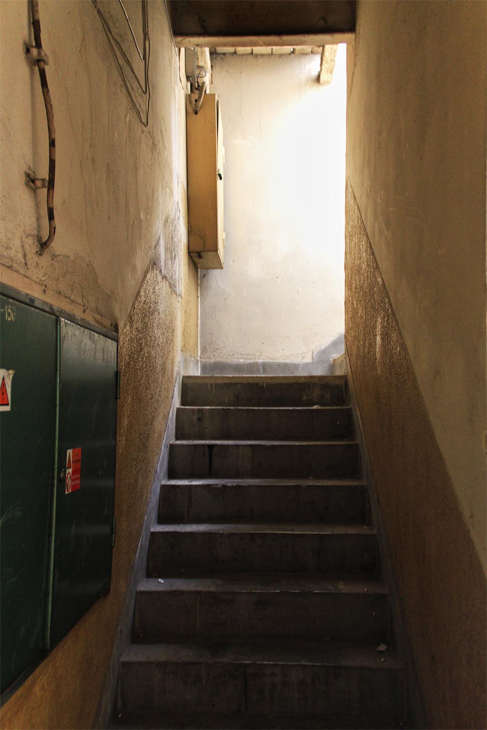 Po schodišti lze na střechu vystoupit, ale také z ní sestoupit do rozlehlého areálu propojených budov Moravské typografie.