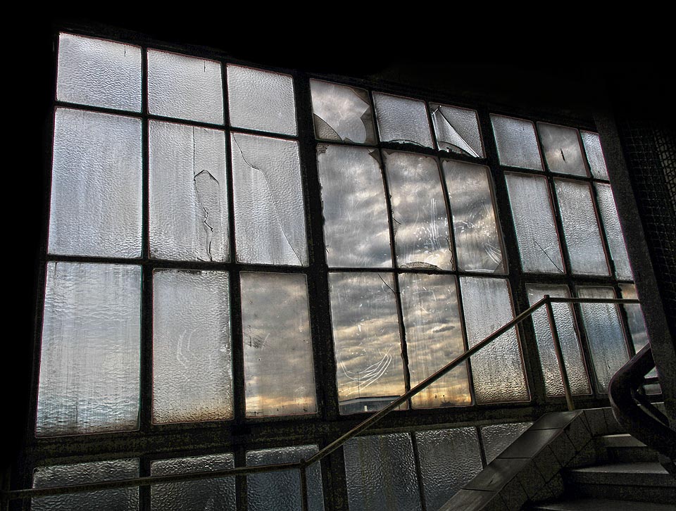 Cenným funkcionalistickým prvkem je prosklená stěna o výši devíti pater podle schodiště. Že už táhne konstrukci na 100 let je znát i z toho, že se prohýbá a kroutí, což nelibě nesou skleněné tabulky výplně.