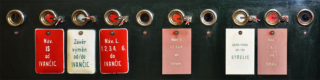 Postupem času nahradily smaltované cedulky obyčejnější plastové.