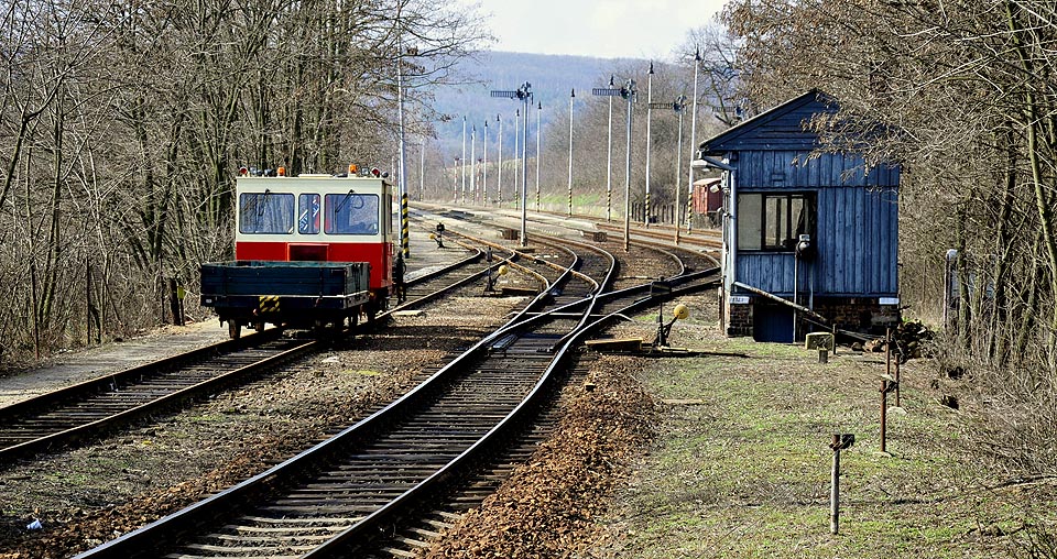 Pohled na stanici od severu ze Střelic. Vlevo je dobře patrná kolej po zrušené vlečce do panelárny. Foto: <a href=http://rybnicek.siluvky.cz>Jan Rybníček</a>.
