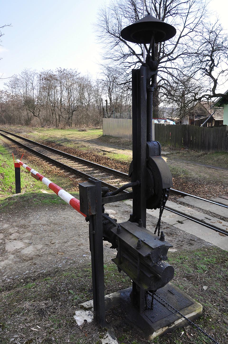 Severní z obou přejezdů ve stanici, krytých ručně spouštěnými závorami. Foto: <a href=http://rybnicek.siluvky.cz>Jan Rybníček</a>.