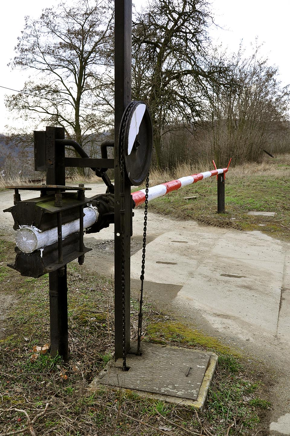 Severní železniční přejezd u stanice Moravské Bránice v původním stavu s ručně spouštěnými závorami. Foto: <a href=http://rybnicek.siluvky.cz>Jan Rybníček</a>.