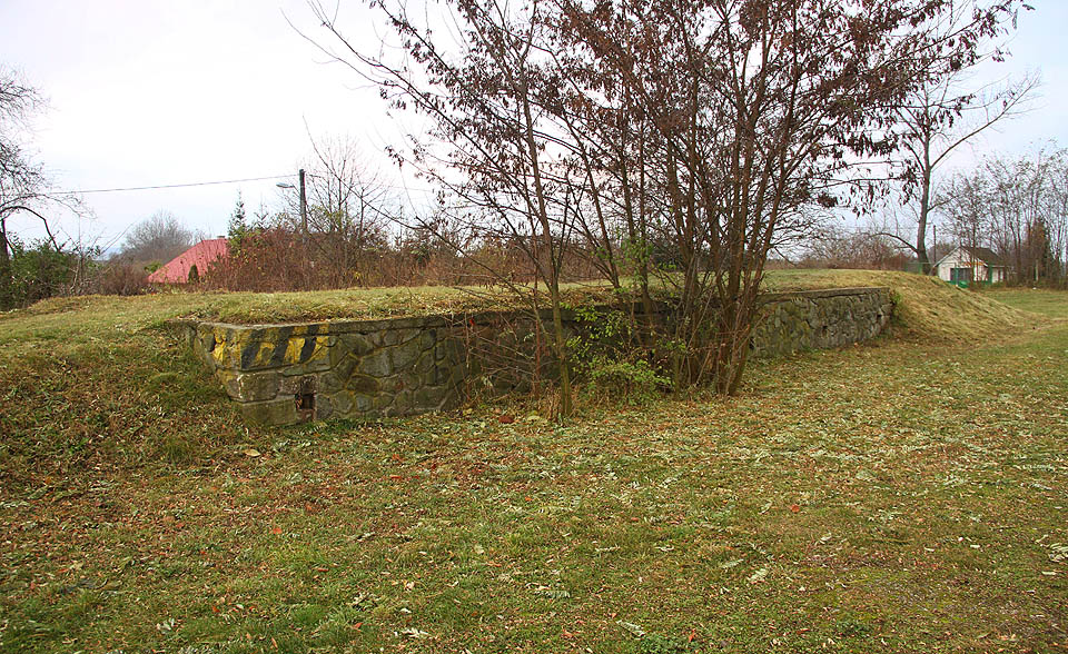 Nákladová rampa však jednoznačně prozrazuje, že tudy vedla manipulační kolej.