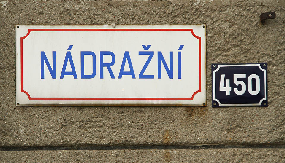 Nemýlíme se. Ulice nádražní však už jen smutně připomíná dávnou slávu ocelových strojů, které spojovaly Morkovice-Slížany se světem obehnaným dvojicí stříbrných rovnoběžek.