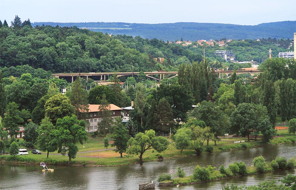 Most inteligence alias Branický most při pohledu přes Vltavu z <a href=/Tema/Barrandovsk%C3%A9%20terasy>Barrandovských teras</a>.