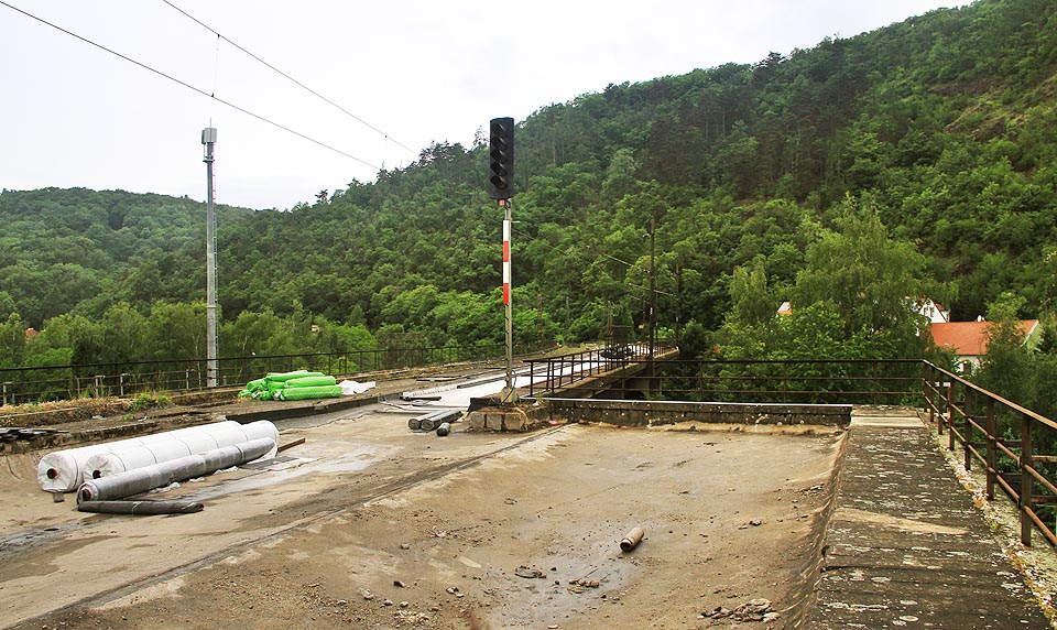 V tomto místě se měla od dvoukolejné trati směřující k <a href=/Tema/Tunel%20odbo%C4%8Dka%20%28odbo%C4%8Dka%29>Odbočce Tunel</a> a dále do <a href=/Tema/Praha-Radot%C3%ADn%20%28%C5%BEst%29>Prahy-Radotína</a> oddělovat jednokolejná spojka pro nákladní dopravu. Pole původního plánu vedoucí k Pražskému Semmeringu, později jen na horní trať do <a href=/Tema/Praha-%C5%BDvahov%20%28%C5%BEst%29>Prahy-Žvahova</a> a nakonec do třicetikilometrového tunelu do Berouna. Namísto toho končí mostní pole slepě betonovou zídkou a zábradlím.