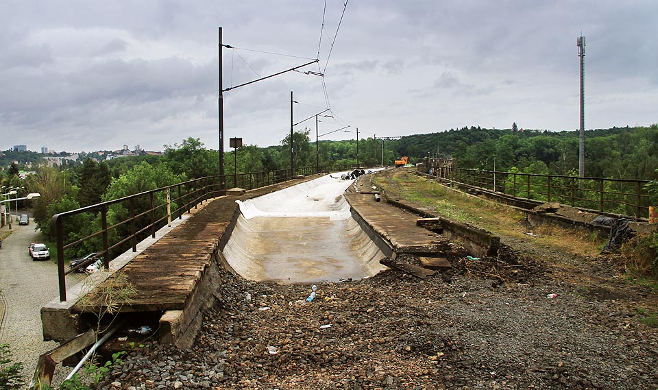 Pohled na Most inteligence od západu.