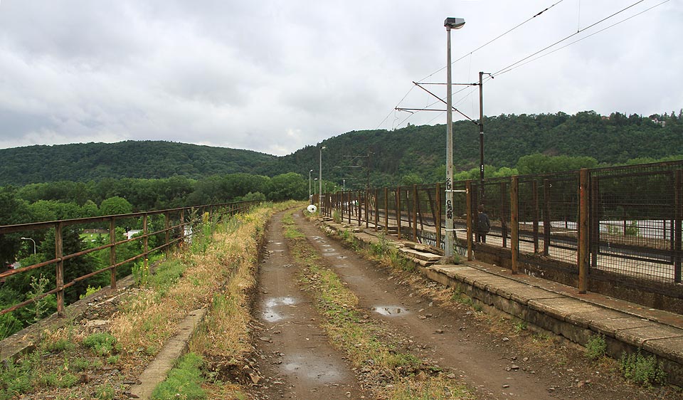 Jižní kolej se na mostě zdržela jen několik let. Od doby jejího vytrhání vede nad městem po betonové estakádě obyčejná polňačka.