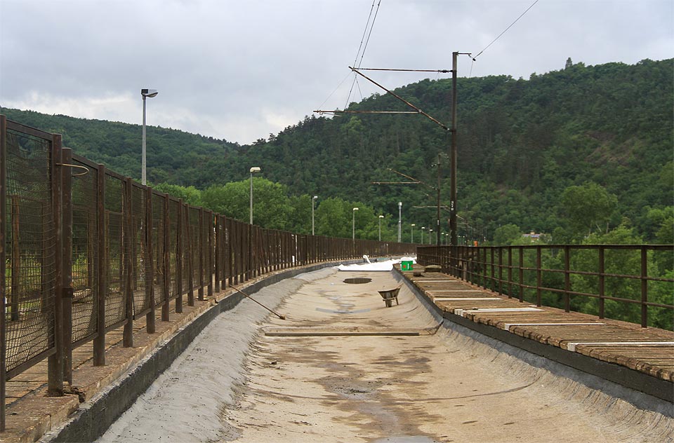 Dno betonové vany spatřilo světlo světa po 60 letech. Dostan novou izolaci a může sloužit svéu účelu i nadále.