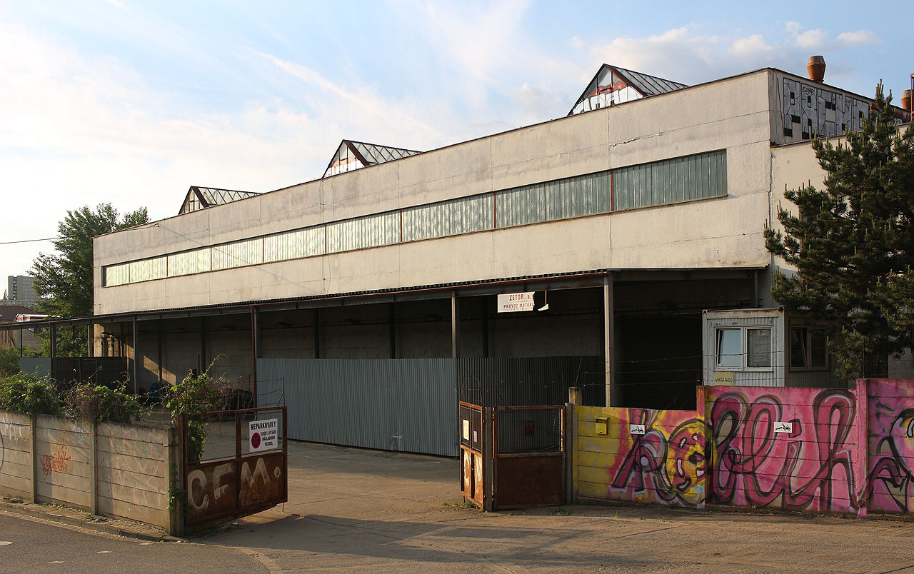 Průčeli motorárny Zetoru (zkráceně zetorárny) obrácené do Gargulákovy ulice mnoho krásy nepobralo.