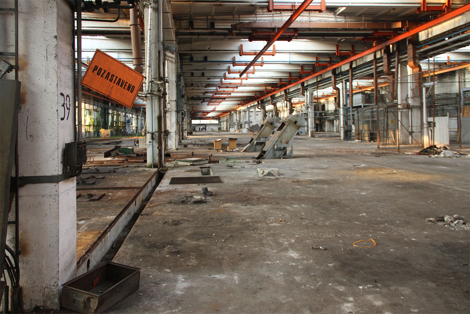 Hlavní výrobní hala motorárny Zetoru - neboli - lakonicky řečeno: „Pozastaveno“.