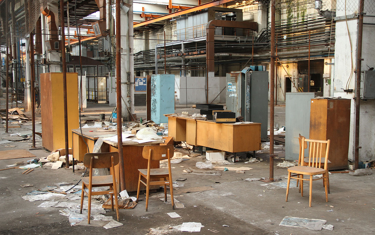 V kancelářích zřejmě nebylo dost místa a tak se část papírování musela odhrávat i „na ploše“ přímo ve výrobní hale.