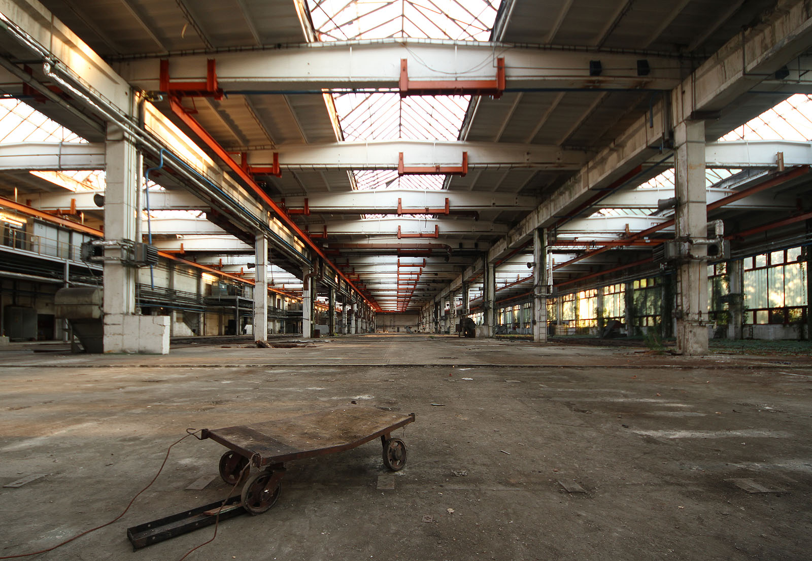 Rozměry haly jsou těžko představiotelné z obyčejné fotky. Jde zřejmě o jednu z největších fabrik v Brně, s délkou přes čtvrt kilometru. Větší už mají jen v samotném <a href="/Tema/Zetor">Zetoru</a>.