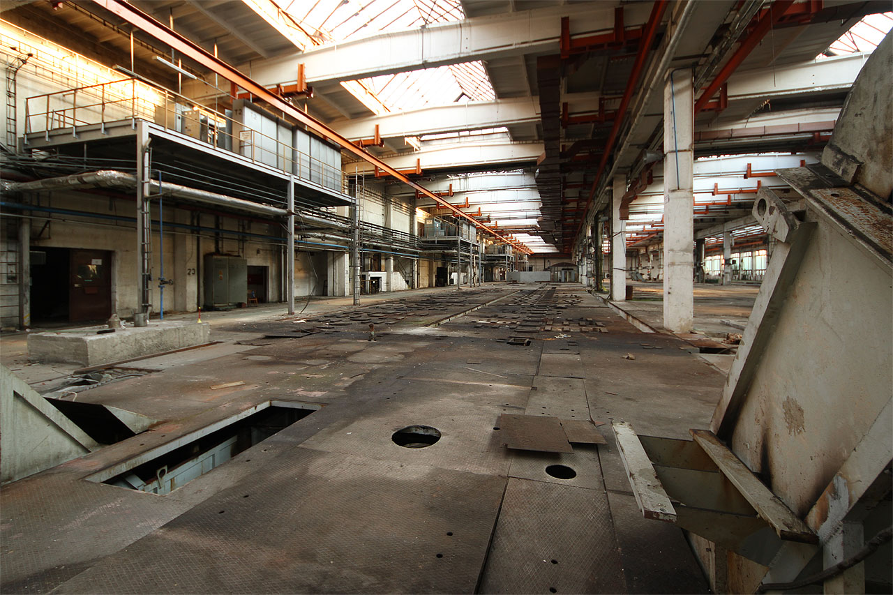 Výrobní pásy - tudy se zřejmě (jak?) halou pohybovaly motory od vnější skříně až po úplně dohotovení.