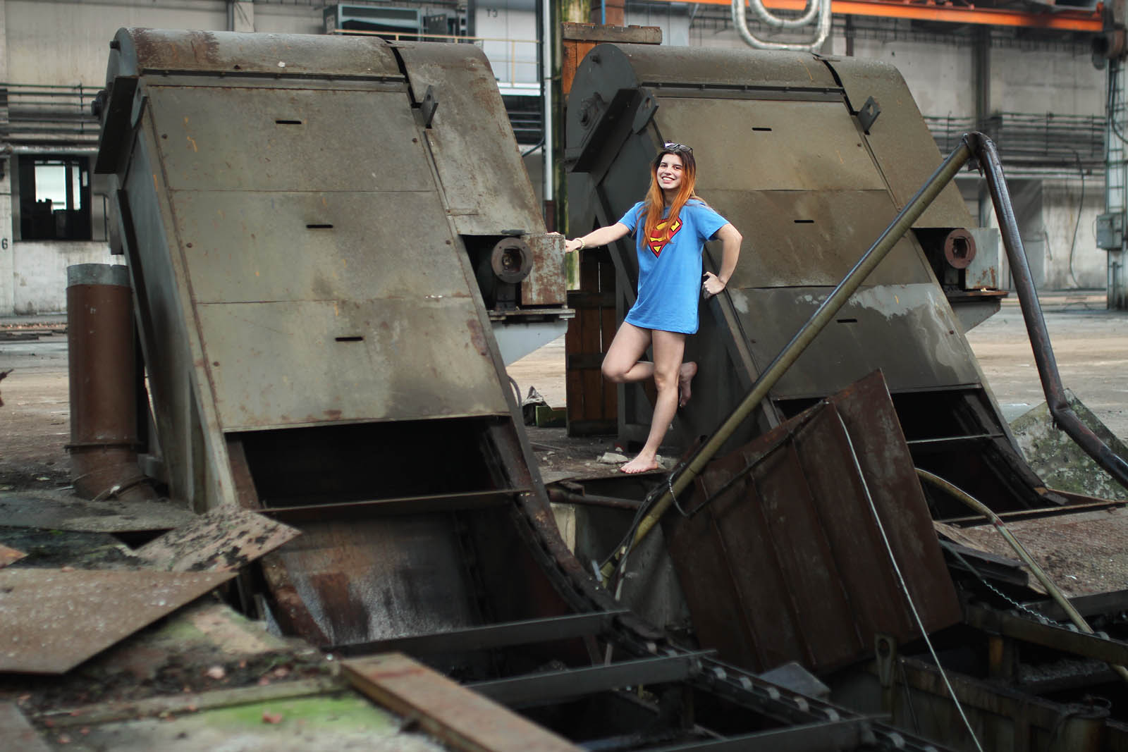 Odvážná školačka alias superman jako měkké lidské měřítko v nádherném průmyslovém zátiší z betonu a oceli.