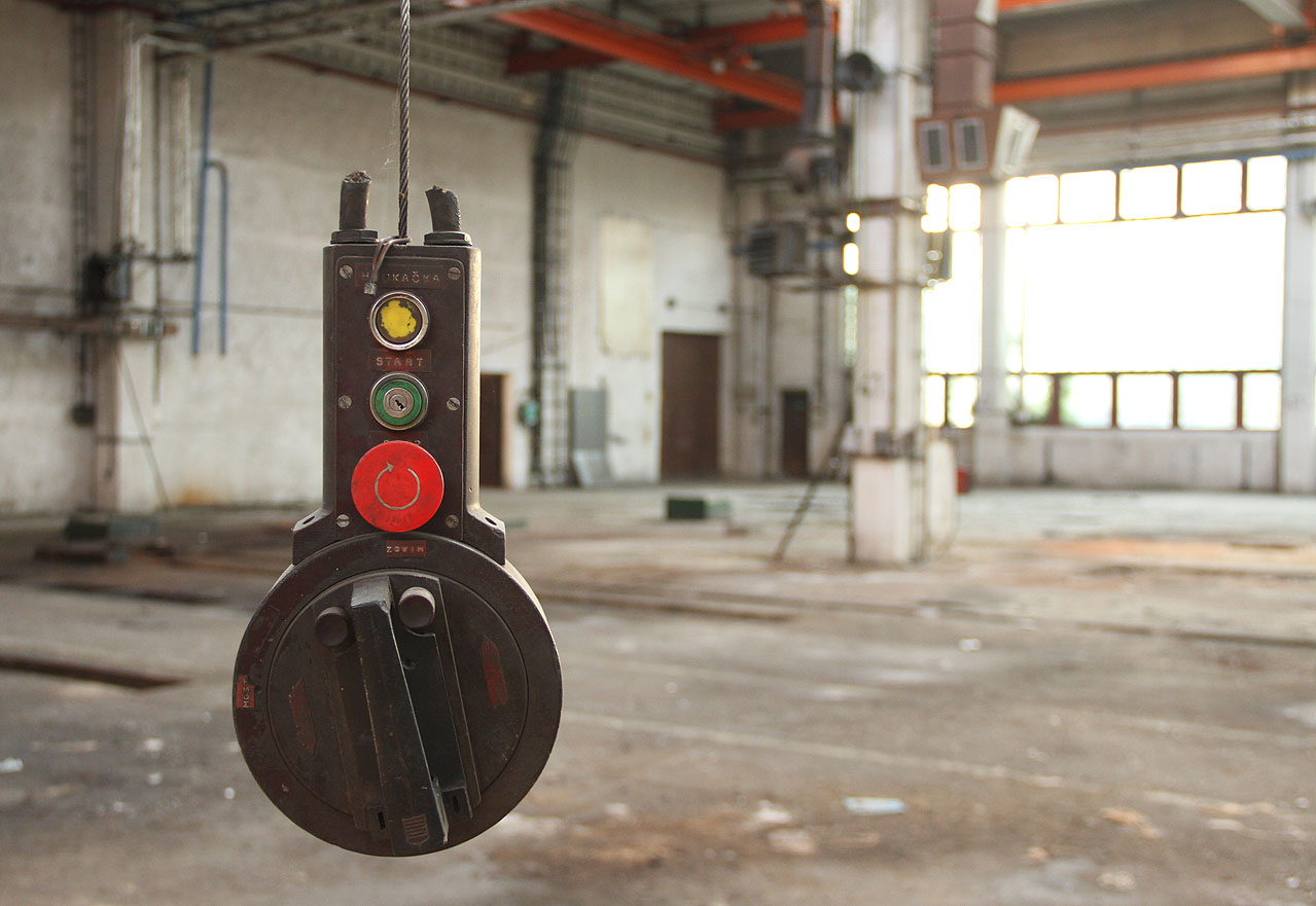 Škoda, že k ovladači jeřábu nemáme klíče. Jistě by se s ním užila spousta legrace.