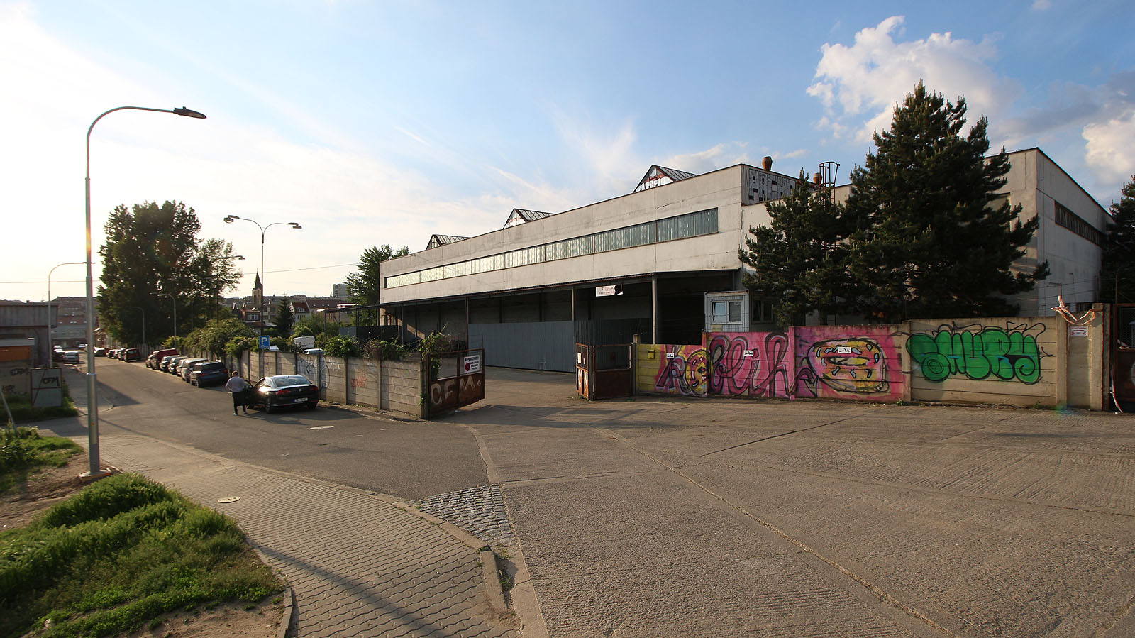 Podle povrchu vozovky lze i v roce 2019 rizeznat, kde končila kdysi slepá Gargulákova ulice (vlevo) a začínal uzavřený areál továrny, která spojovala motorárnu Zetoru (vpravo) se Zbrojovkou (za zády fotografa) na druhém břehu řeky. V 90. letech 20. století byla po břehu řeky proražena cyklostezka, která přes kdysi tovární most spojila Baarovo nábřeží s Gargulákovou ulicí a Sportovním nábřežím, ale současně zničila nádherně opuštěný a uzavřený ráz areálu. Místo vysokozdvižných vozíků a nákladních aut dnes po březích projíždí pestrobarevné rodinky na bicyklech.