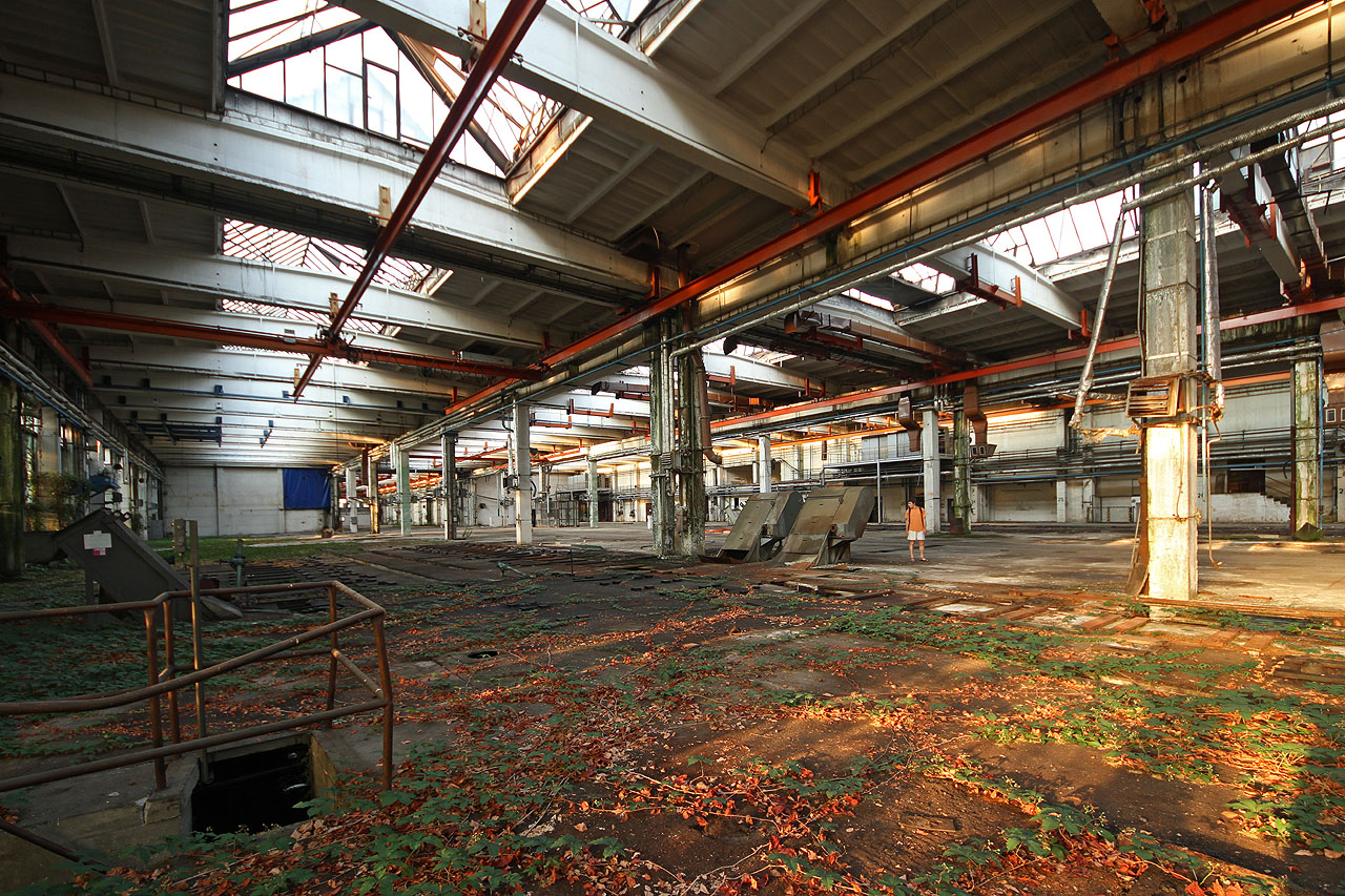 Výjimečně zde lze narazit i na osobu mužského pohlaví. Že by údržbář kontrolující zarezlé stroje?