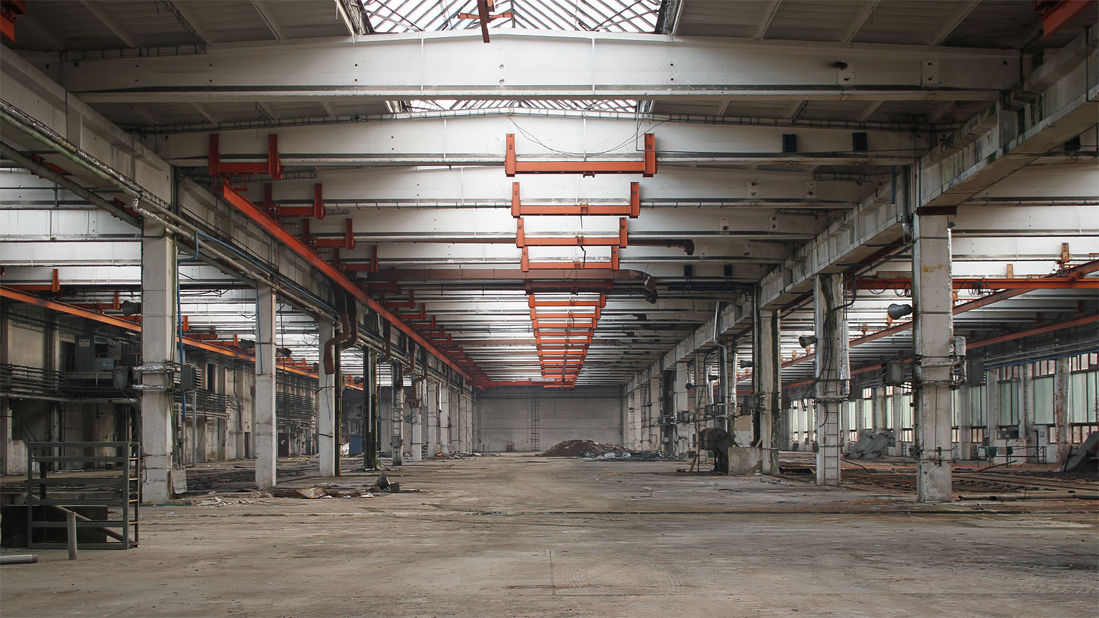 Kromě několika drobných netěsností je budova ve výborném stavu. Bude jí škoda. Nešlo by místo zbourání postavit domy uvnitř ní? Vešly by se sem celé ulice.