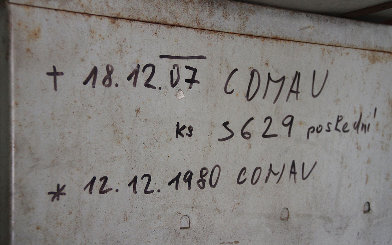 Italské roboty COMAU (COnsorzio MAcchine Utensili) patřily a patří mezi světovou špičku v automatizované výrobě aut. Budeme-li věřit nápisu na šatní skříňce, v Zetoru se používaly již od roku 1980 (tedy zřejmě ještě na druhém břehu řeky), zlikvidovány byly po ukončení výroby v roce 2007.