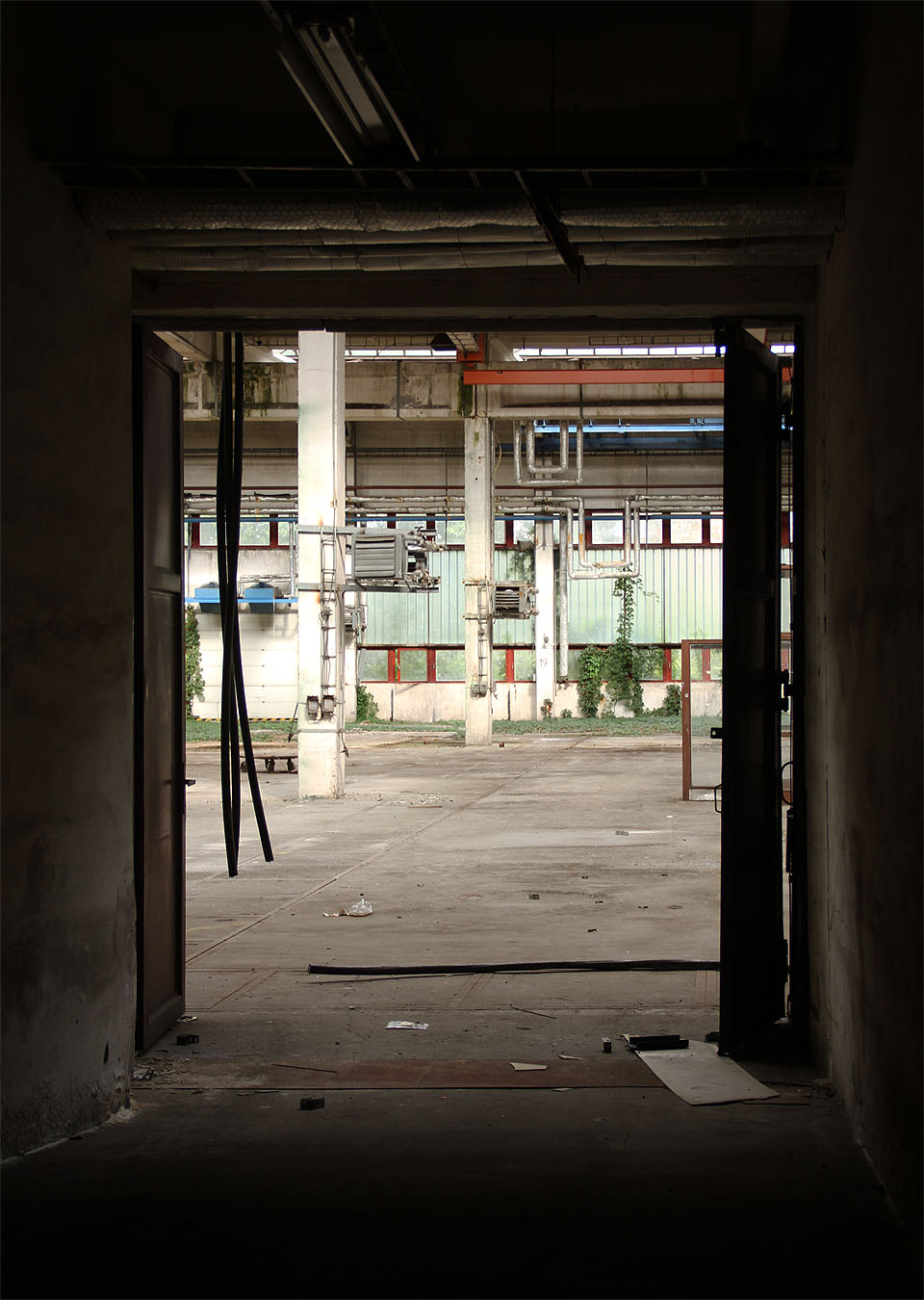 Vstup je ke schodišti z hlavní haly doslova nízkoprahový.