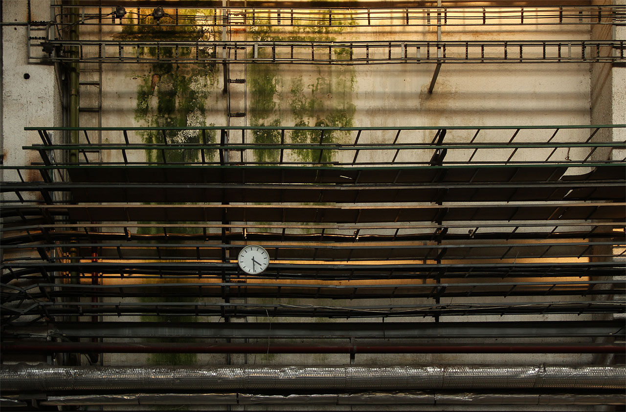 Nadešel čas, jít se podívat do administrativní části budovy.