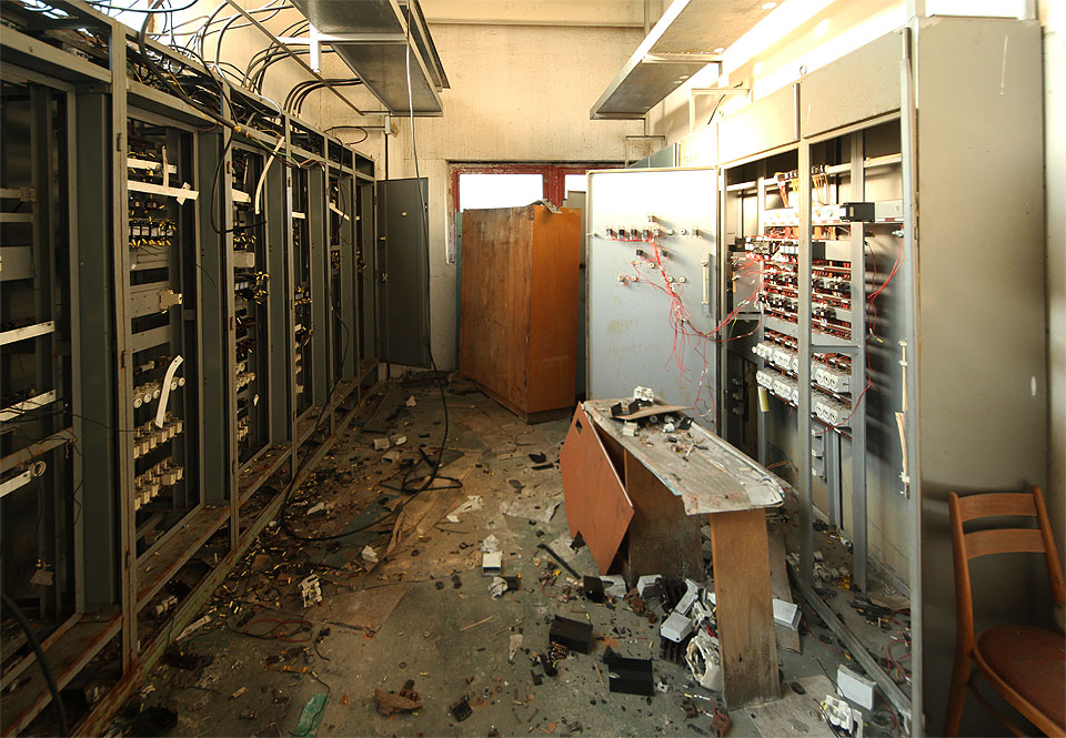 V kancelářské části budovy lze vystoupat po schodech do prvního patra. Překvapivě na nás nad schodištěm nečekají kanceláře, ale rozvodna.