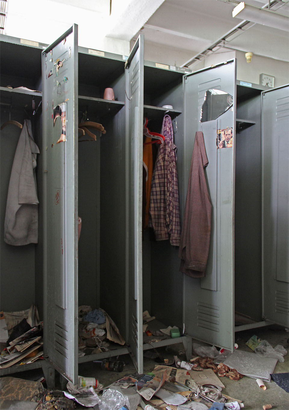 Pak už následují šatní skříňky. Blíží se naše oblíbená disciplína - rozpoznat pohlaví uživatele podle plakátů nalepených z vnitřní strany dvířek. Muži preferují ženy a auta (výjímečně vlaky), ženy naopak děti a herce (výjímečně krajinky). Kdo si však do skříňky nalepil Václava Havla?