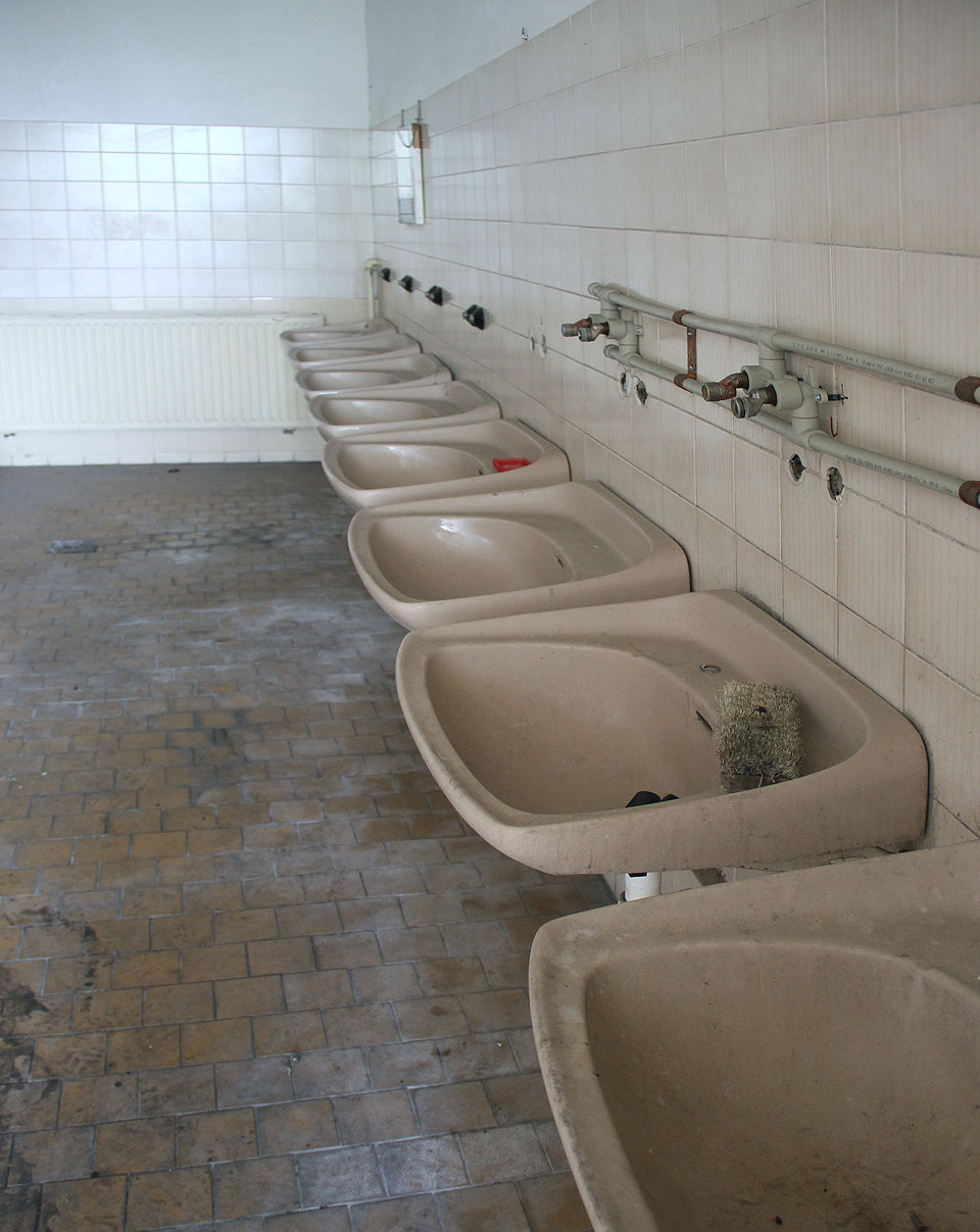 Kdo si do systosti zakouřil, může se věnovat očistě u jednoho z řady umvyadel.