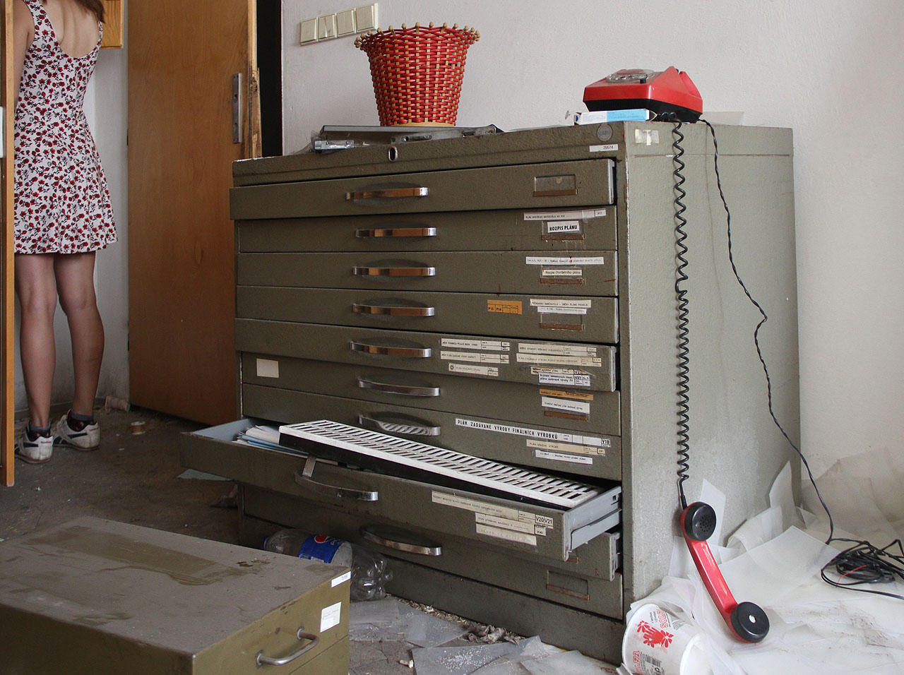 Horká linka zvaná „červený telefon“ byla mezi Washingtonem a Moskvou zavedena 30. srpna roku 1963 jako nástroj poslední záchrany před zničující jadernou válkou. O tom, že jedna linka vedla i do Zetoru v Husovicích, však věděl jen málokdo. V USA a Rusku funguje spojení dodnes, Zetor je však v ohrožení - sluchátko je dlouhodobě vyvěšené a těši se ostentativnímu nezájmu…