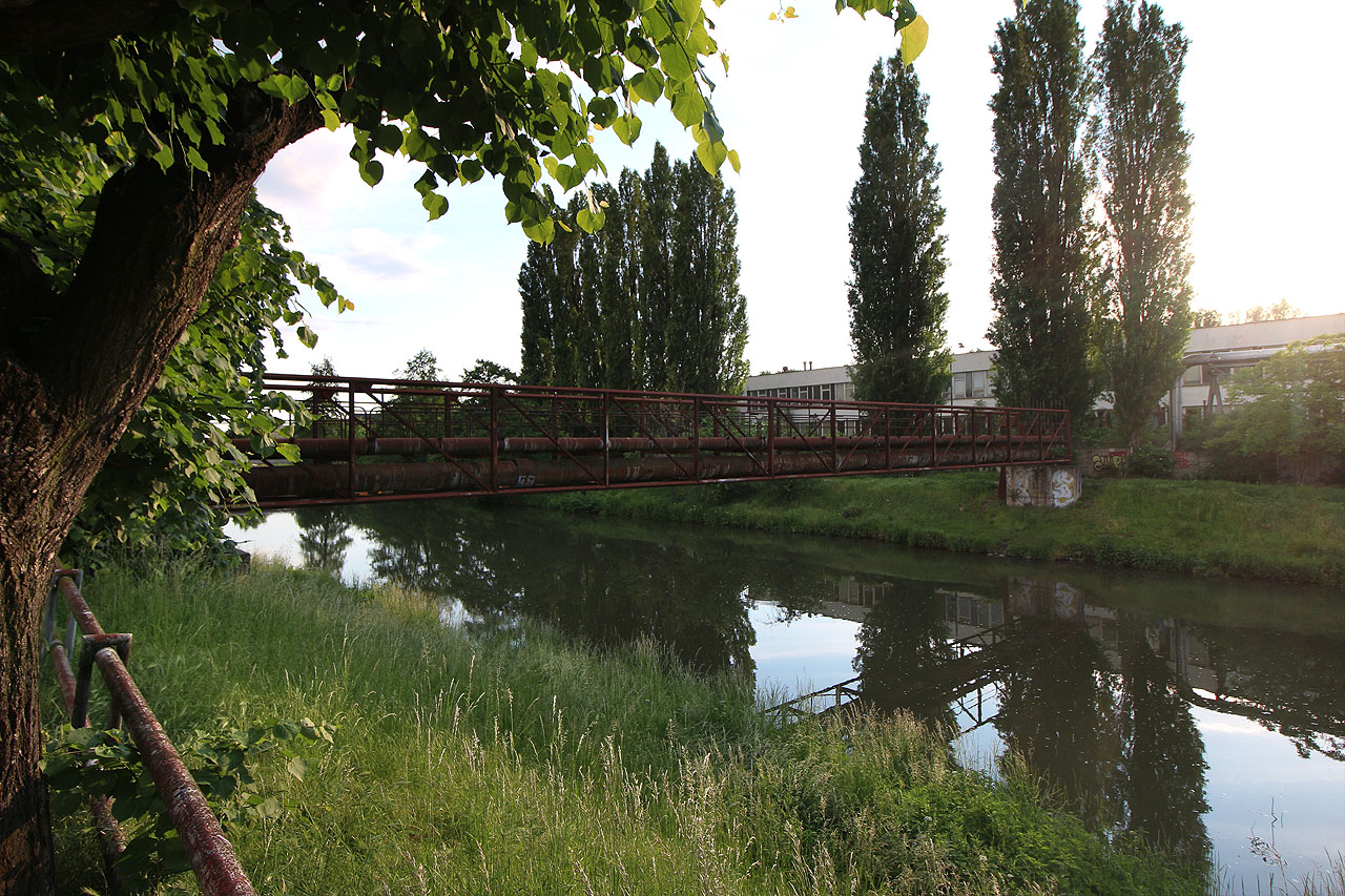 Na východní straně lze za motorárnou narazit na trubní most přes Svitavu, skrze který údajně proudil ve vodě suspendovaný popílek z uhelných kotlů <a href="/Tema/Teplárna Špitálka v Brně">teplárny na Špitálce</a> do odkaliště na Hádech.