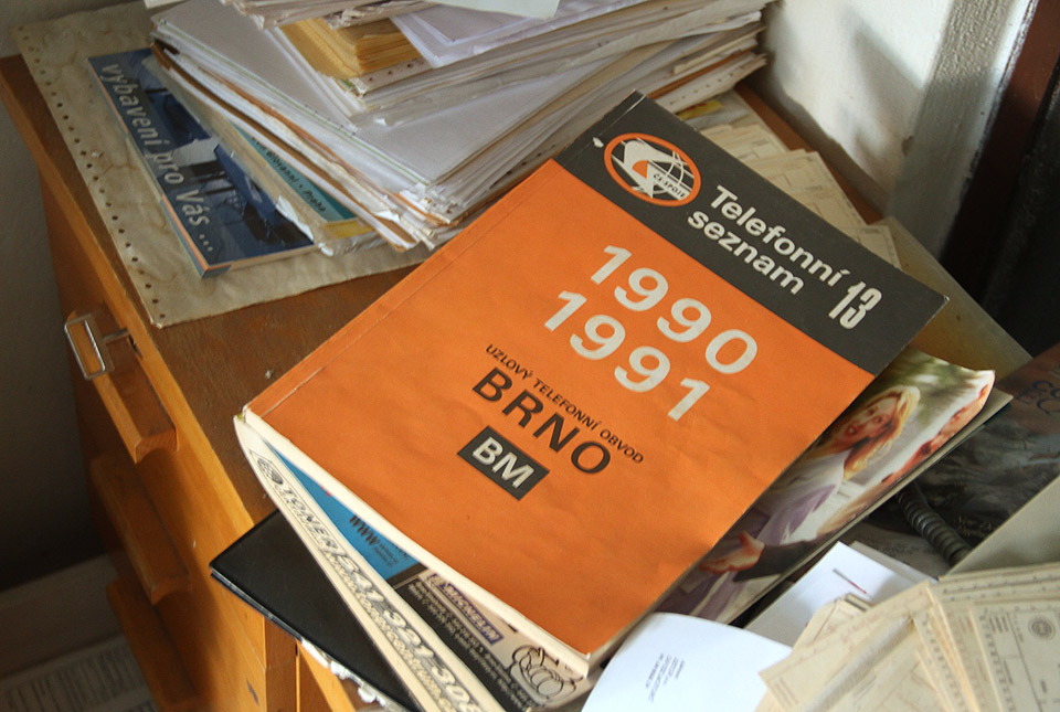 Telefonní seznam z roku 1990 nenásilně svědčí o tom, že výroba se v motorárně, která měla být pýchou socialistického průmyslu, rozjela až po jeho pádu.