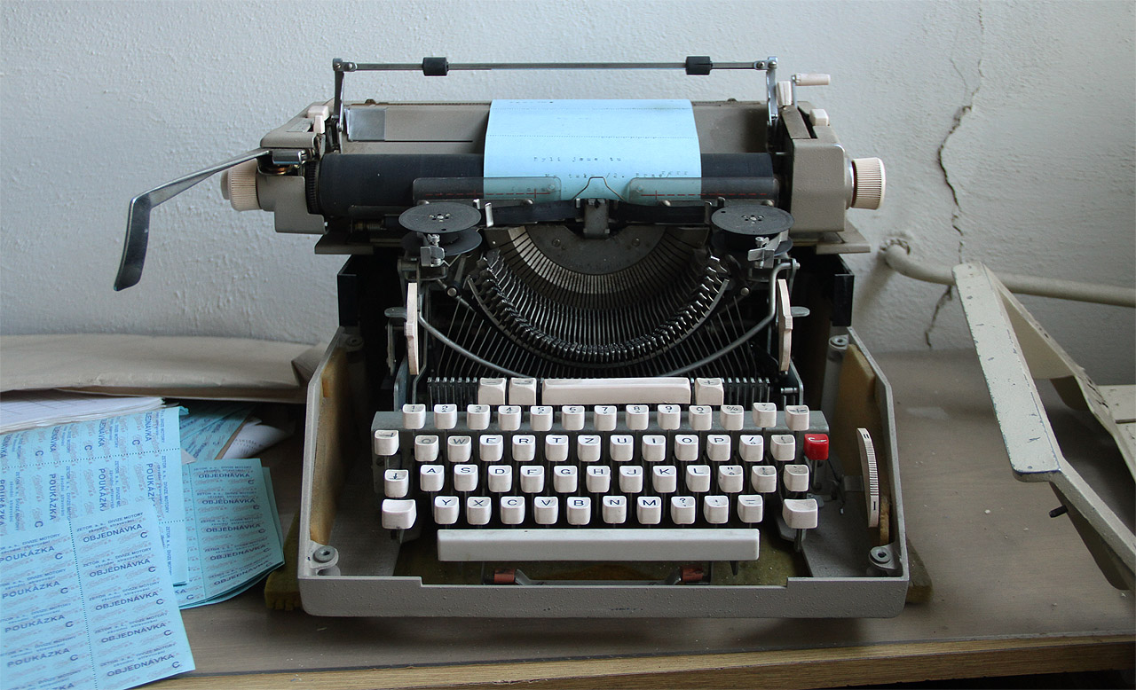 Psací stroje zanček Zeta a Consul patřily k rodinnému stříbru, které se ve Zbrojovce vyrábělo podle původního amerického vzoru. Licence značky Remington vypršela v roce 1948 a následně začali ve Zbrojovce vyrábět stroje Zeta, od roku 1960 postupně nahrazované modernějšími Consuly. V kanceláři motorárny tak našel využití vlastní výrobek společnosti.