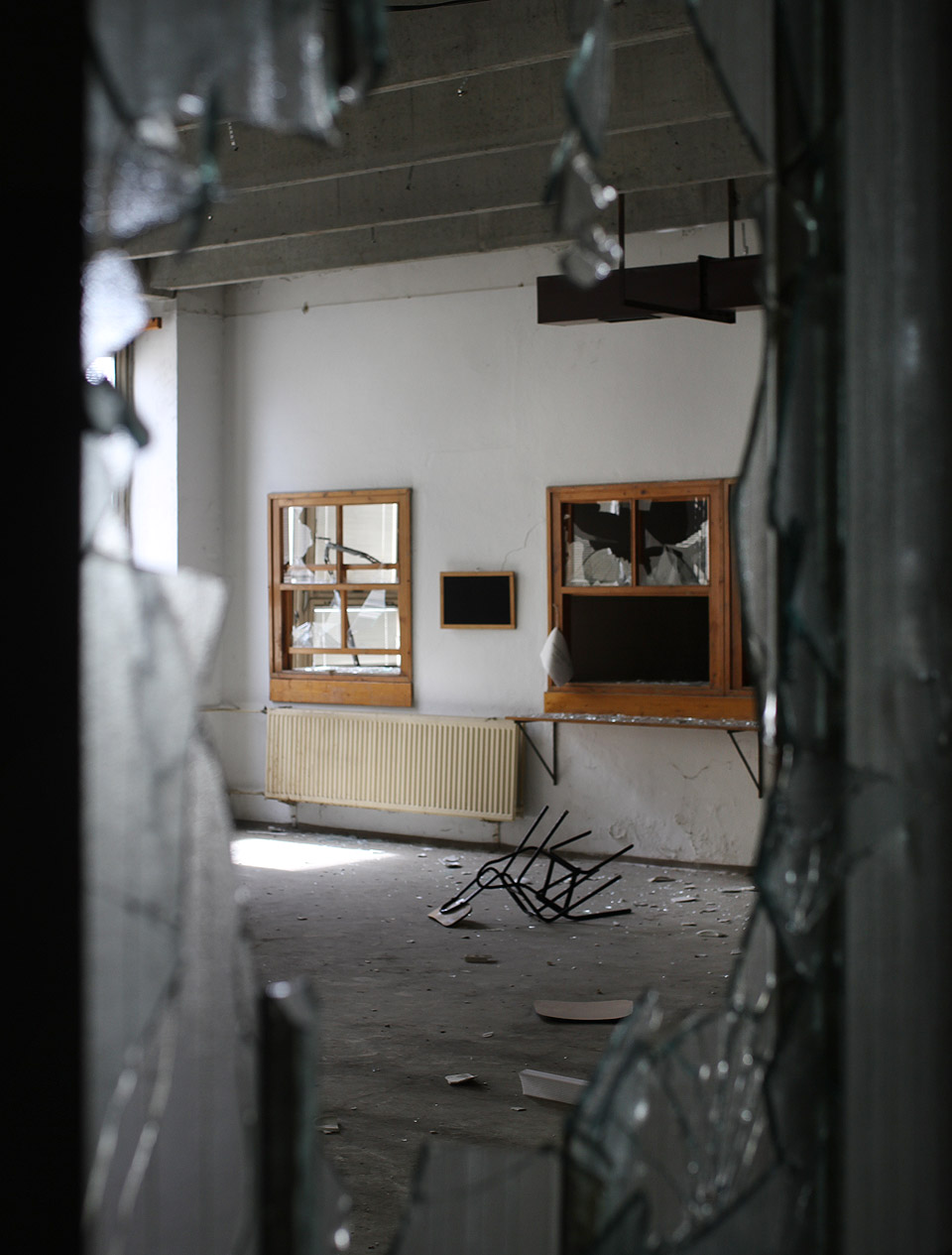 Ještě hůř dopadla jídelna a kuchyně. Zde už stihli řádit přihlouplí vandalové, kteří poničili, co se poničit dalo.