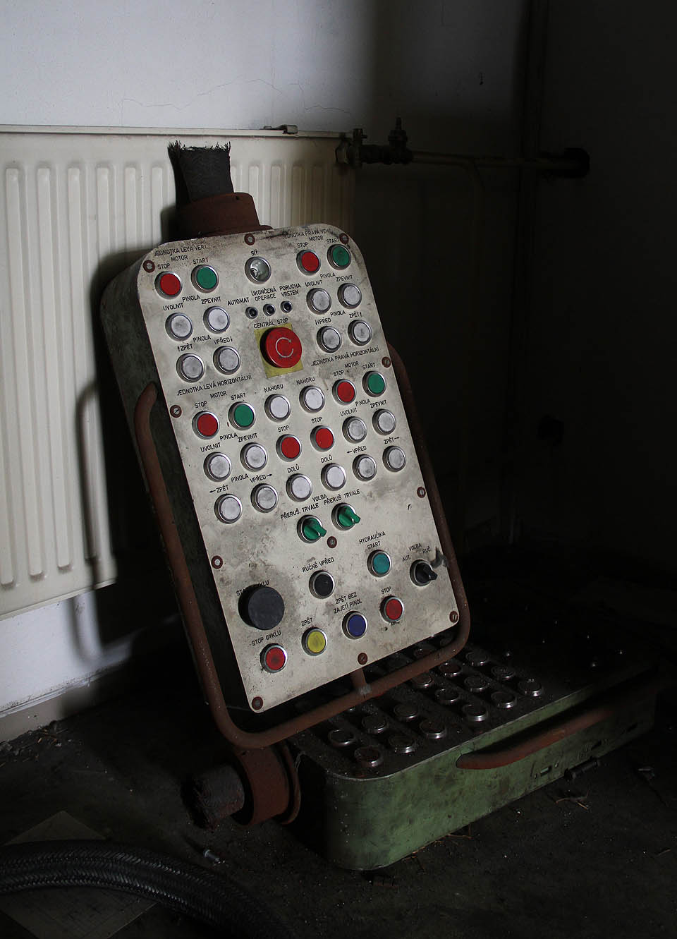 Ovladač soustruhu na vrtání motoru je podobně barevný, avšak o poznání složitější než třeba ovladač herní konzole. S tím by asi měli milovníci počítačových her složitější život!