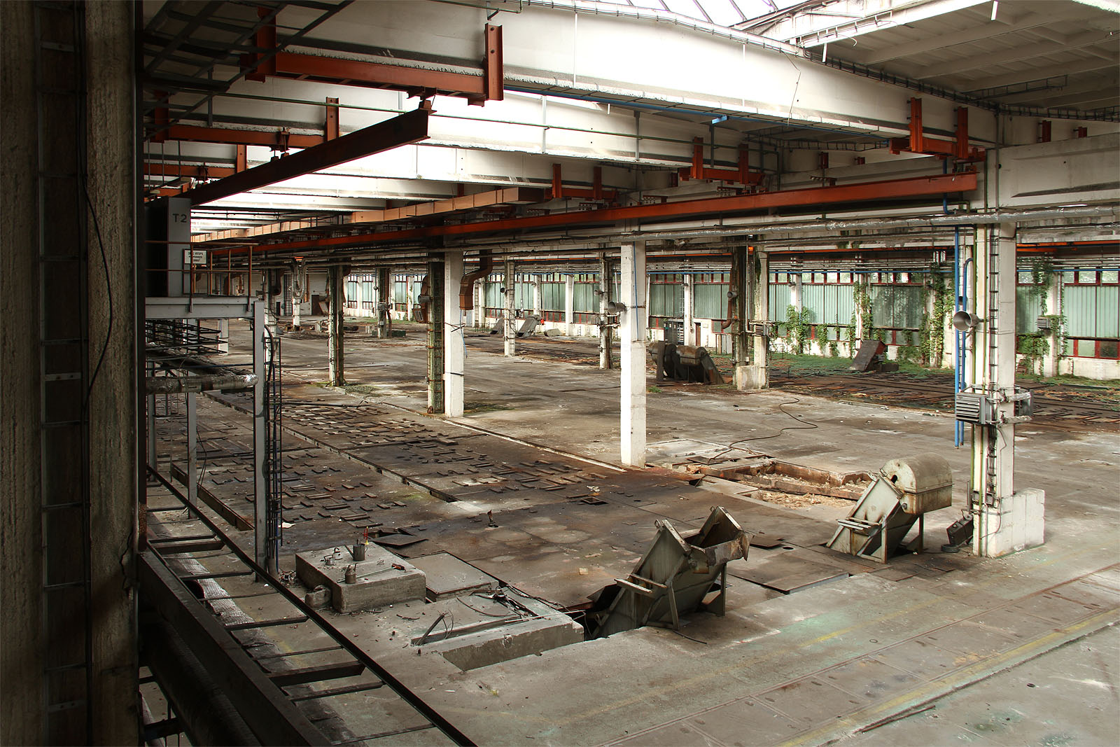 Tak vypadá výhled z velína do jižní části haly. Je tu ticho až strašidelné, prázdná hala ostře kontrastuje s představou řvoucích strojů.