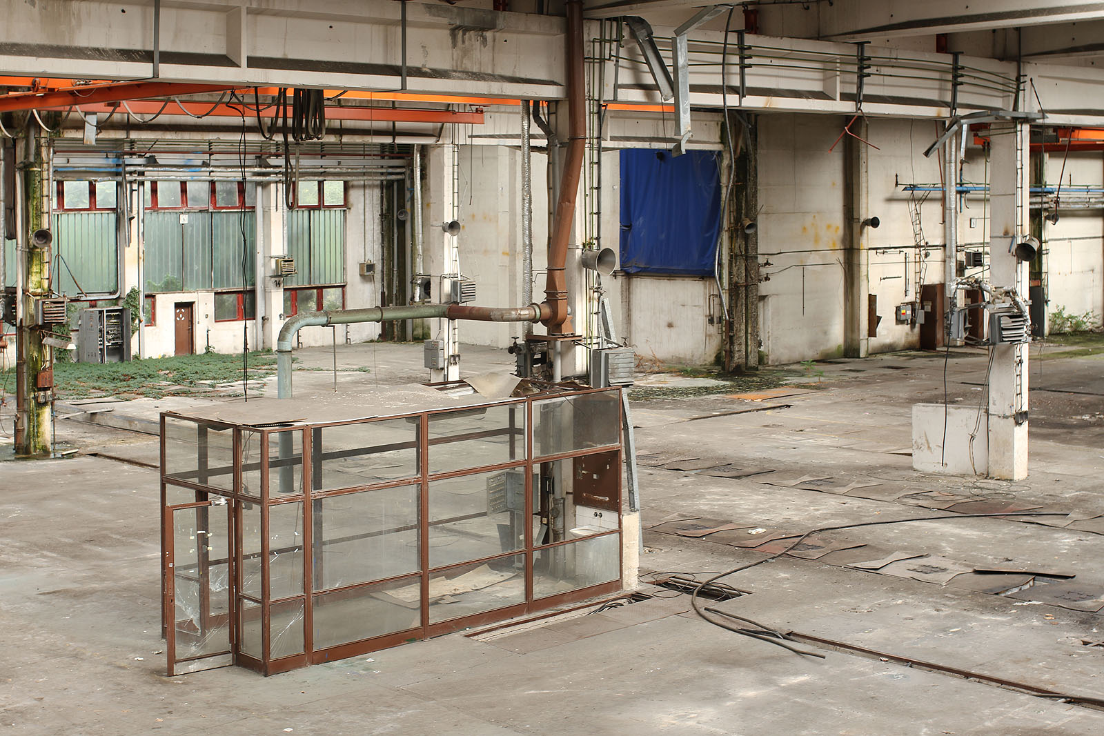 Že by tu už tehdy měli prosklenou klec pro kuřáky? Nebo jde o nějakou zkušebnu? Neumíme si sami odpovědět.