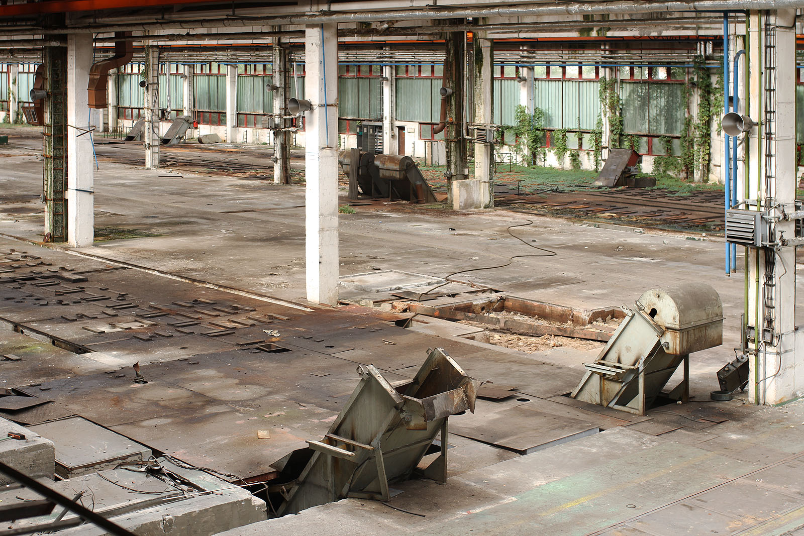 Za pár let tudy budou hlučně projíždět auta a prostrannost haly budou připomínat jen nepohodlné open-space kanceláře.