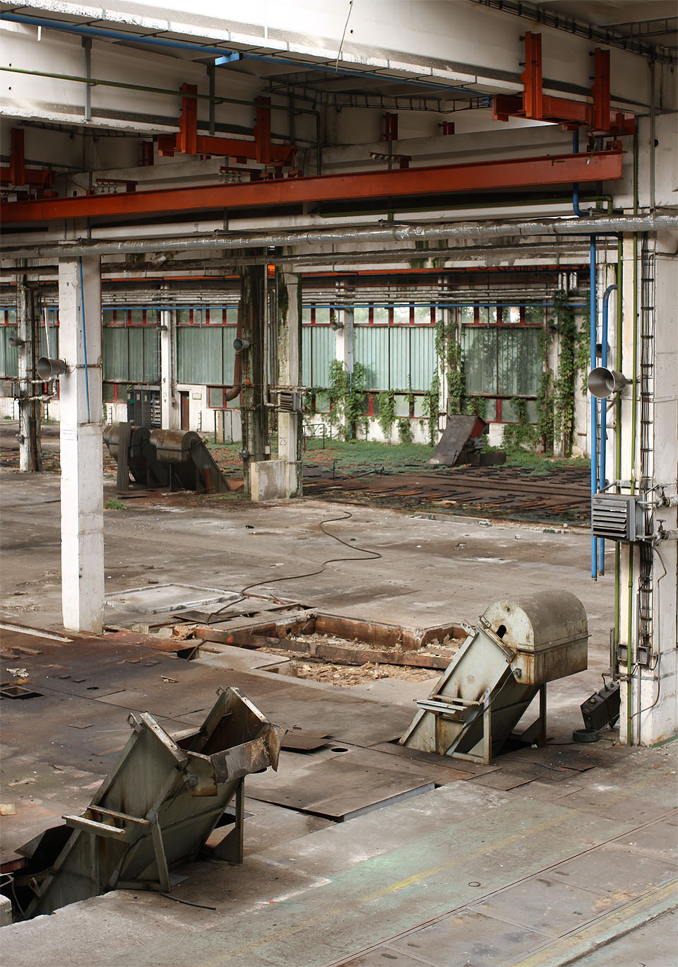 Možná, že zakončení pohyblivých pásů sloužilo jako ústí dopravníku na odpadní materiál při obrábění. Ocenili bychom vzpomínky pamětníků.