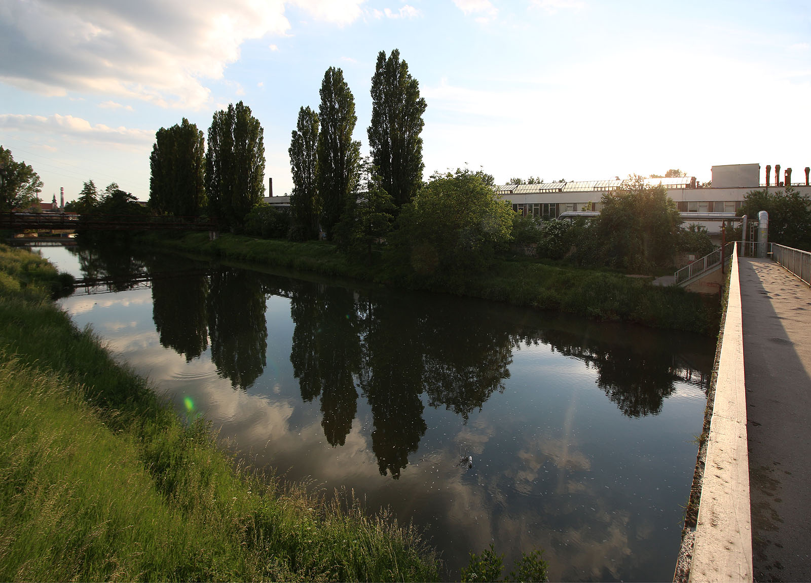 Pohled na motorárnu Zetoru ze severovýchodu, z lávky spojující Sportovní a Baarovo nábřeží.