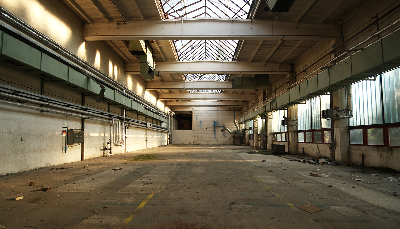 Zadní menší hala je prakticky dokonale vyklizená. Zbývají jen betonové stěny…